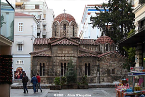 ATENAS - Pequeña Iglesia en el Centro